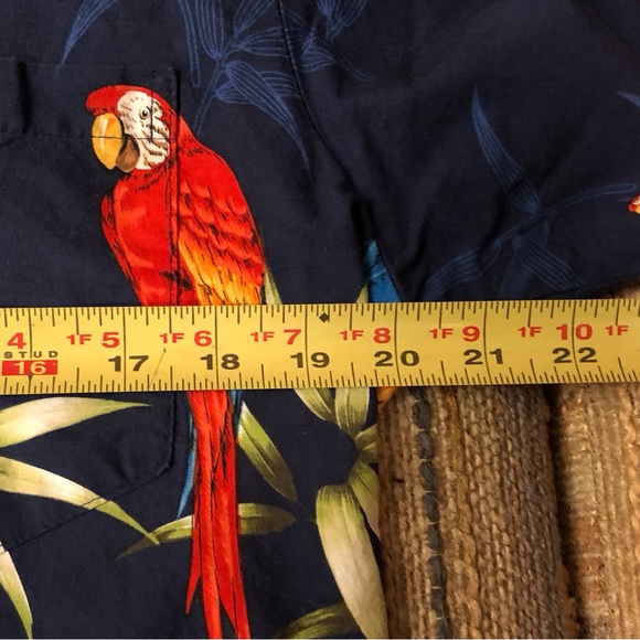 A Hawaiian shirt from Hawaii! Pacific Legend apparel parrot border pattern. - Picture 7 of 7